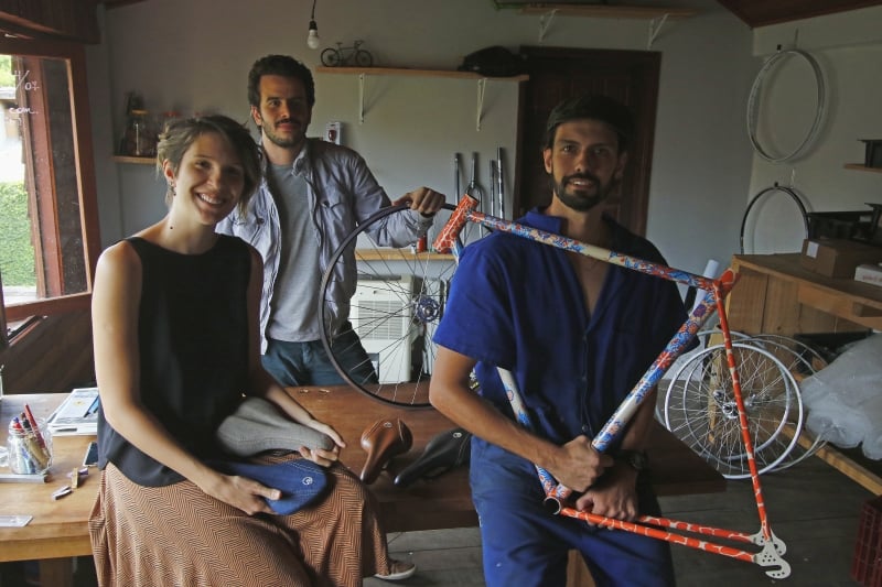 Os s&oacute;cios Alice, Victor e Luiz comandam a produ&ccedil;&atilde;o personalizada