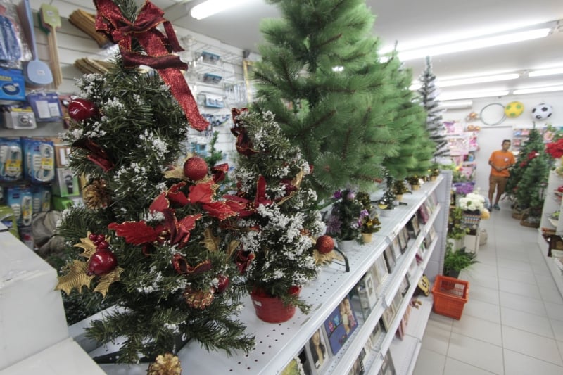 Vendas de enfeites natalinos ainda não avançam nas lojas