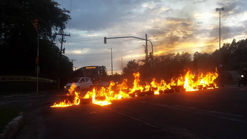 Estudantes atearam fogo em pneus em frente ao Campus do Vale da Ufrgs