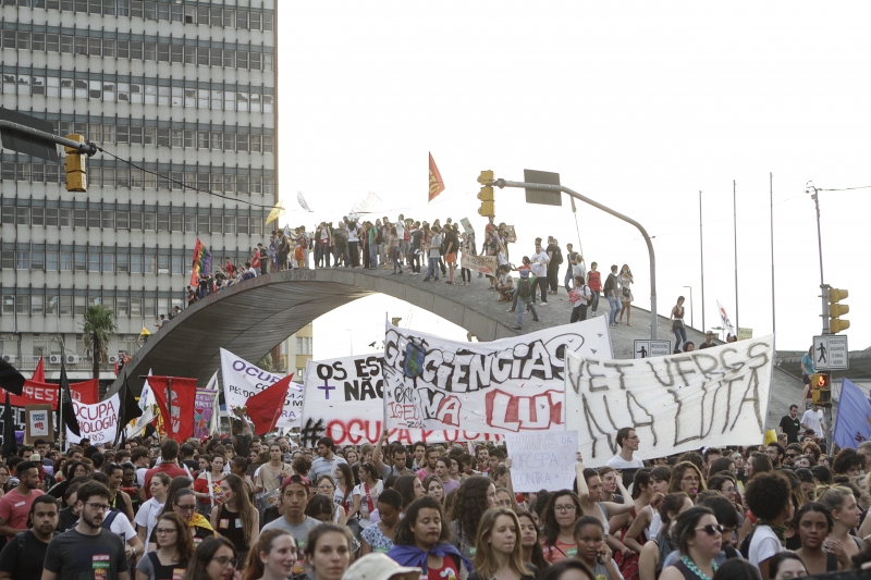 Manifestantes percorreram ruas e ocuparam pontos que são ícones no Centro