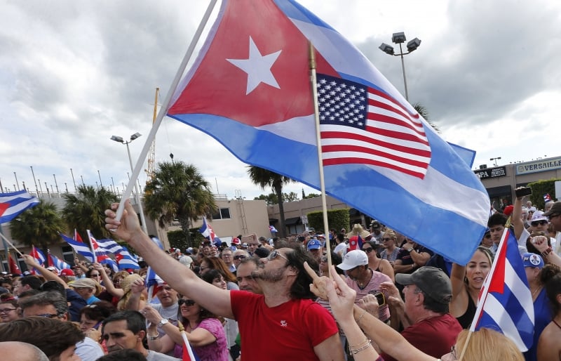Cubanos americanos celebram em Miami a morte do líder da revolução 