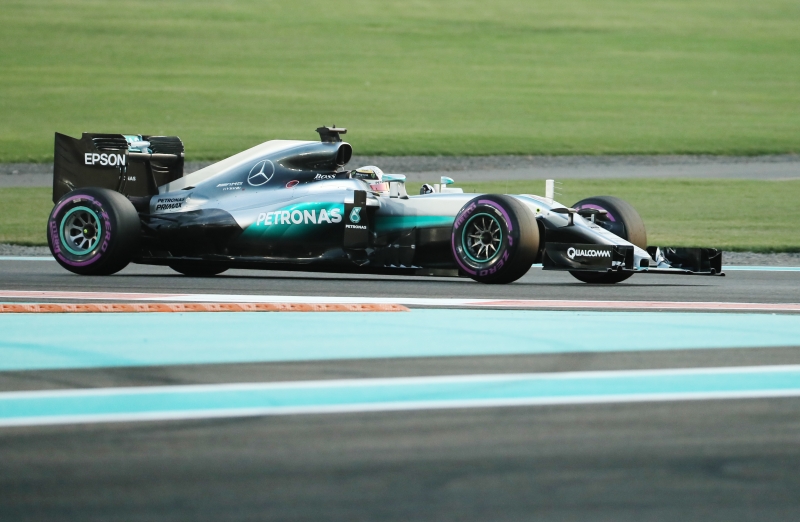 Mercedes AMG Petronas F1 Team's British driver Lewis Hamilton steers his car during the qualifying session as part of the Abu Dhabi Formula One Grand Prix at the Yas Marina circuit on November 26, 2016. / AFP PHOTO / Karim Sahib