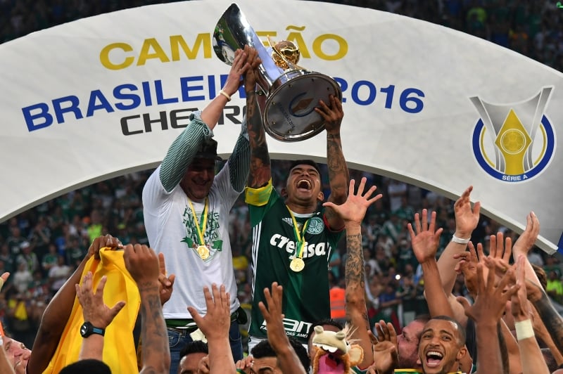 Cuca e colegas conquistaram a taça que não era erguida pelo Palmeiras desde 1994