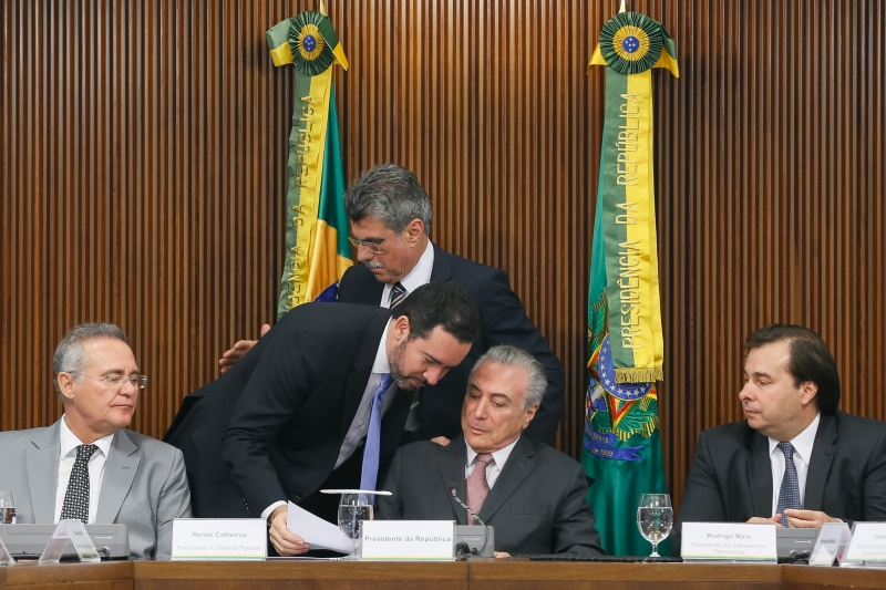 Temer (centro), Renan e Maia acertam acordo para evitar repercussão sobre casos de corrupção