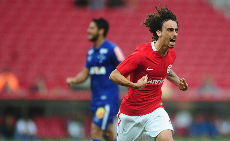 Valdívia vibra após marcar gol que deu a vitória ao Inter sobre o Cruzeiro no Beira-Rio