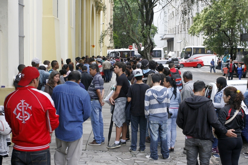 Filas de desempregados marcam mutirão de oferta de vagas em Porto Alegre