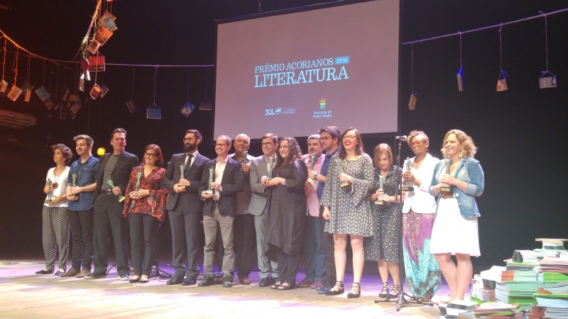 Vencedores do Prêmio Açorianos de Literatura em Porto Alegre recebem troféus