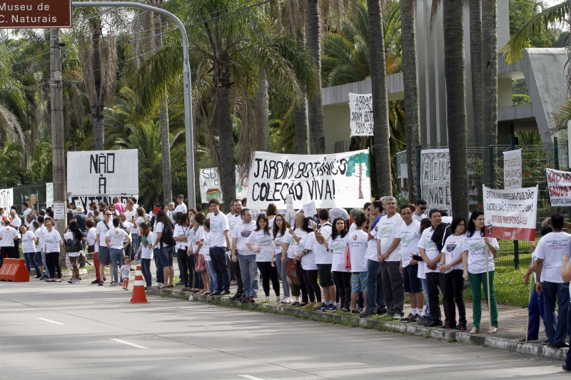 Moradores, servidores e ONGs já fizeram abraço simbólico ao Jardim Botânico contra fim da FZB 