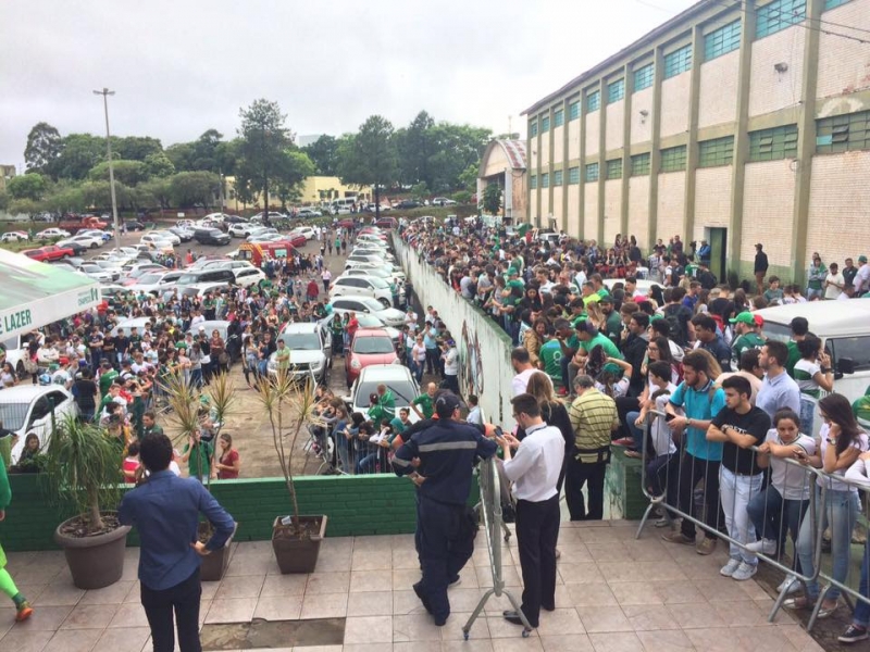 Centenas de pessoas chegam na Arena Condá para prestar homenagens