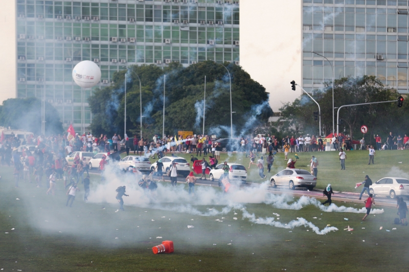 Manifestantes entram em confronto com a polícia em frente ao Congresso Nacional em razão da votação