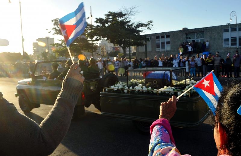 Milhares de pessoas acompanham últimas homenagens ao líder cubano