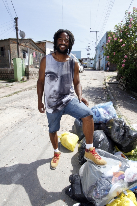 Ap&oacute;s sair da cadeia, Rodrigo aceitou trabalhar com reciclagem. Hoje, ele &eacute; dono de uma usina na Capital Foto: MARCELO G. RIBEIRO/JC