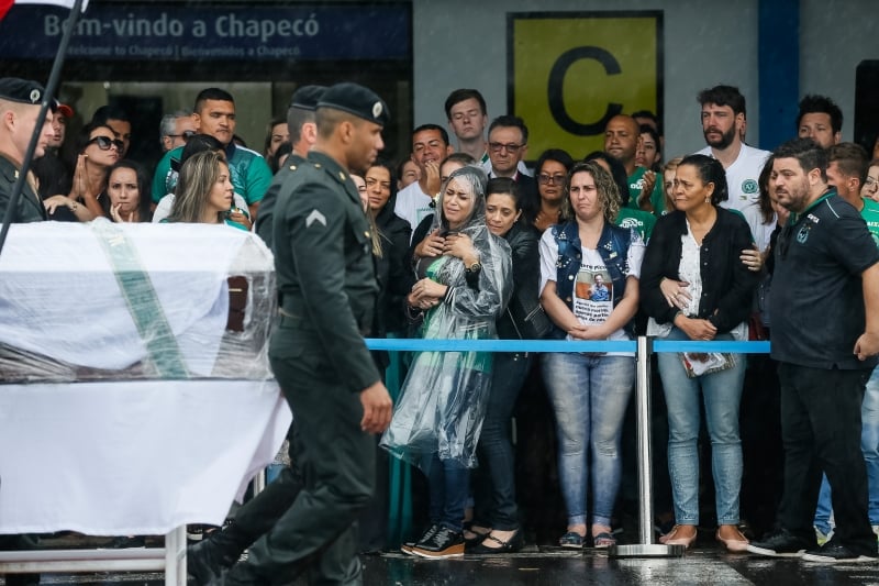 Familiares acompanharam a chegada dos corpos das vítimas no aeroporto de Chapecó