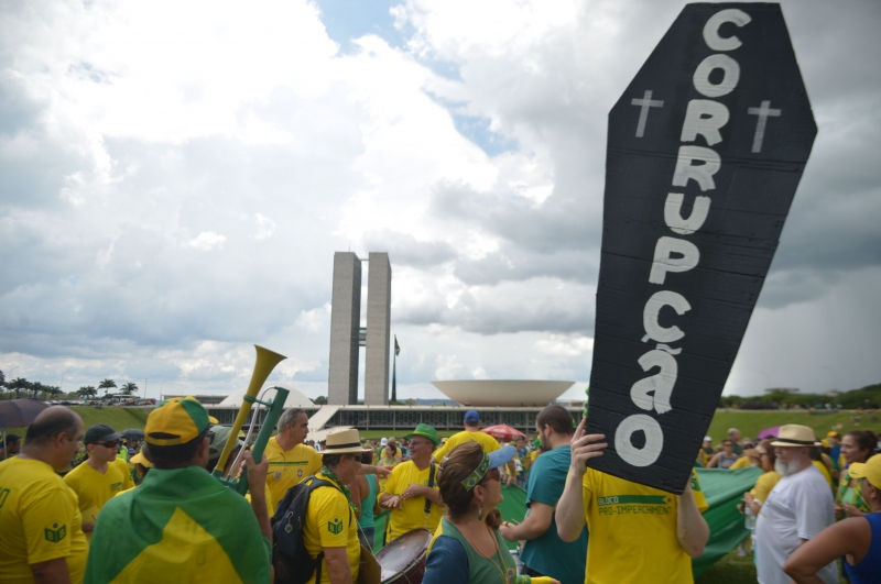 Texto cita eficiência do Judiciário brasileiro, ação de promotores, além do apoio da sociedade à Lava Jato