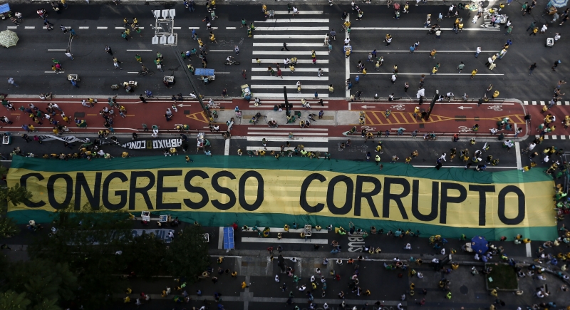 Demonstrators protest along Paulista Avenue in Sao Paulo, Brazil on December 4, 2016 against corruption and in support of the Lava Jato anti-corruption operation that investigates the bribes scandal of Petrobras. / AFP PHOTO / Miguel SCHINCARIOL MANIFESTAÇÕES E PROTESTOS, SÃO PAULO, LAVA JATO, CORRUPÇÃO, 
      Caption