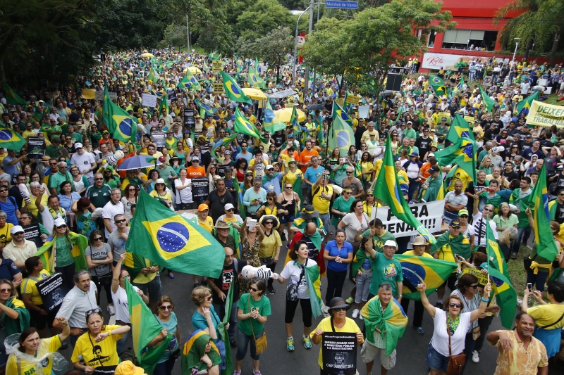 Ato reuniu multidão na avenida Goethe, no bairro Moinhos de Vento