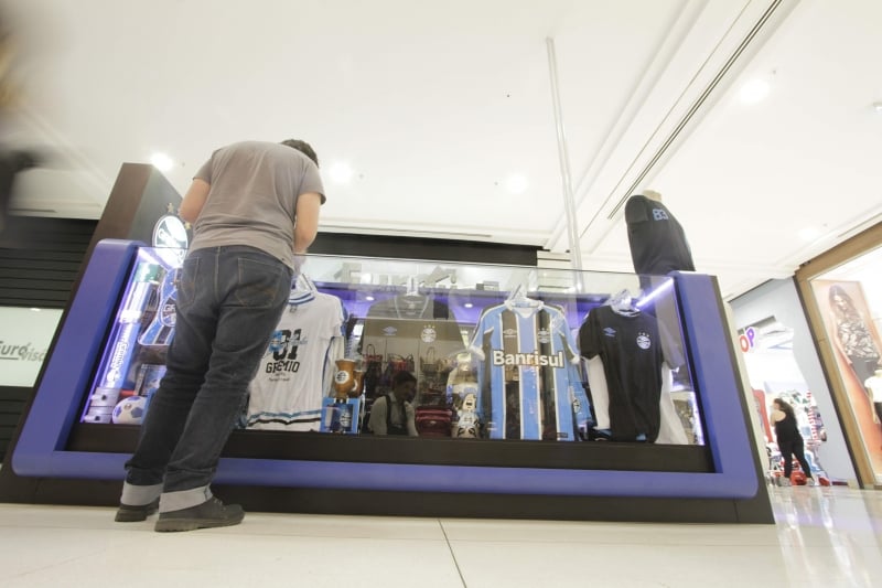 Possibilidade do Grêmio arrematar a Copa do Brasil está aquecendo o mercado de produtos licenciados do clube
