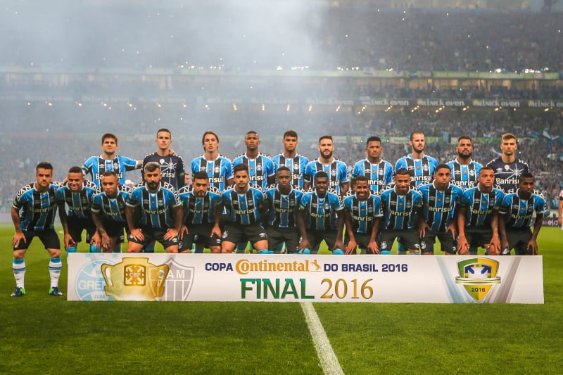 Players of Gremio pose for a picture before the match between Atletico Mineiro and Gremio for the Copa do Brasil 2016 final at Mineirao stadium in Porto Alegre, Brazil, on December 7, 2016. / AFP PHOTO /
      Caption