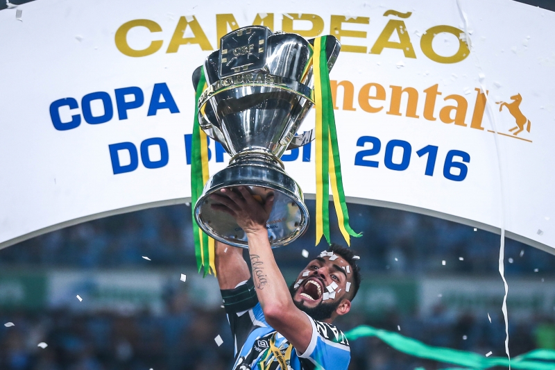 {'nm_midia_inter_thumb1':'https://www.jornaldocomercio.com/_midias/jpg/2016/12/08/206x137/1_5_final_da_copa_do_brasil___gremio_x_atletico_mg__gremio_e_pentacapeao-1393427.jpg', 'id_midia_tipo':'2', 'id_tetag_galer':'', 'id_midia':'5848c7193ed07', 'cd_midia':1393427, 'ds_midia_link': 'https://www.jornaldocomercio.com/_midias/jpg/2016/12/08/5_final_da_copa_do_brasil___gremio_x_atletico_mg__gremio_e_pentacapeao-1393427.jpg', 'ds_midia': 'Maicon of Gremio celebrates with the trophy the championship Copa do Brasil 2016 at Arena do Gremio on December 07, 2016 in Porto Alegre, Brazil.    Gremio beat Atletico Mineiro.', 'ds_midia_credi': 'JEFFERSON BERNARDES/AFP/JC', 'ds_midia_titlo': 'Maicon of Gremio celebrates with the trophy the championship Copa do Brasil 2016 at Arena do Gremio on December 07, 2016 in Porto Alegre, Brazil.    Gremio beat Atletico Mineiro.', 'cd_tetag': '1', 'cd_midia_w': '800', 'cd_midia_h': '533', 'align': 'Left'}