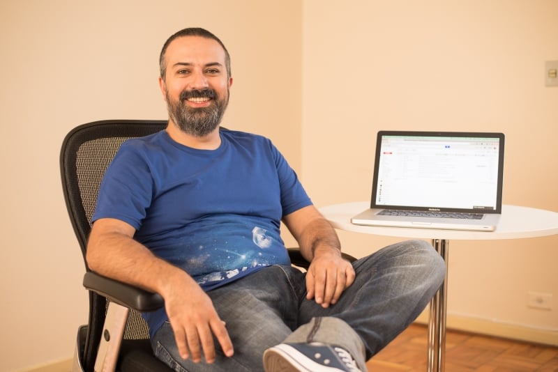 Edney Souza exerce sua influencia no mundo da tecnologia com a conta @Interney, no Twitter, com 123 mil seguidores Foto: JC/