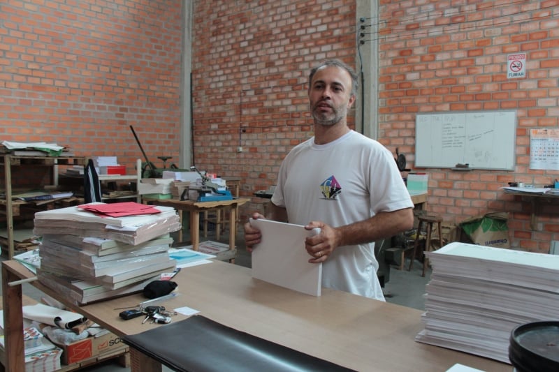 A gr&aacute;fica de Leandro come&ccedil;ou do zero nos pavilh&otilde;es Foto: ROBERTA FOFONKA/ESpecial/JC