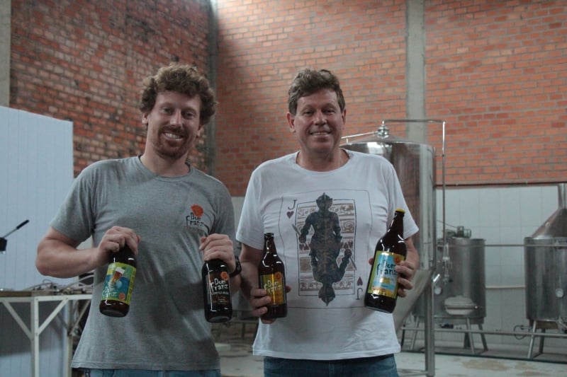 �lvaro e Francis Eidt, pai e filho s�o s�cios na cervejaria Dom Franz