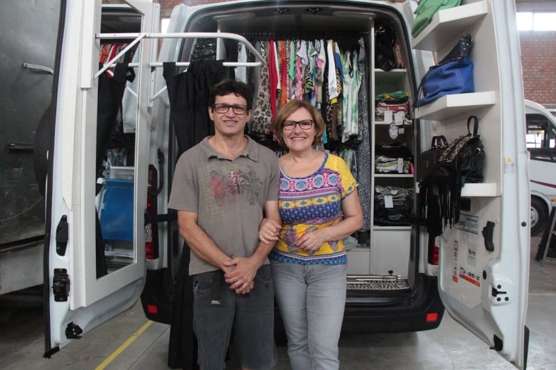 Eva e Jeferson, da Art & Móveis, fazem casas e lojas em veículos Foto: ROBERTA FOFONKA/especial/JC