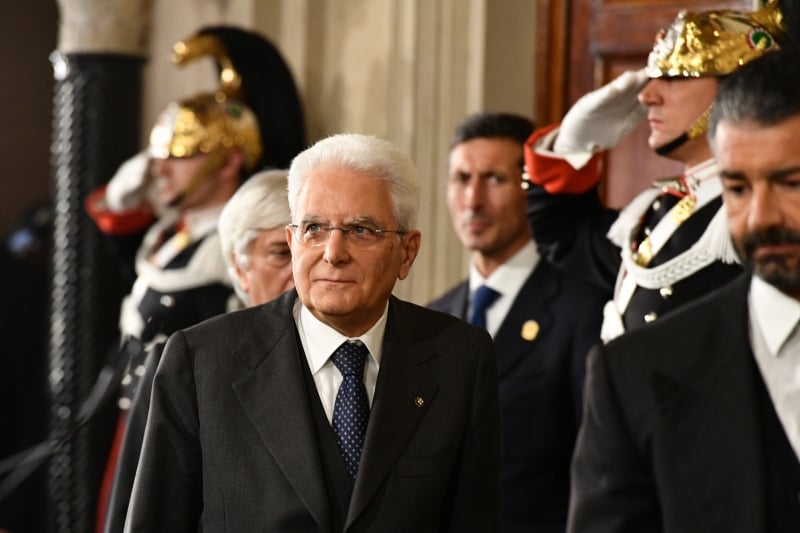 Mattarella recebeu no Palácio do Quirinale o ex-premier Silvio Berlusconi e representantes do Partido de Renzi