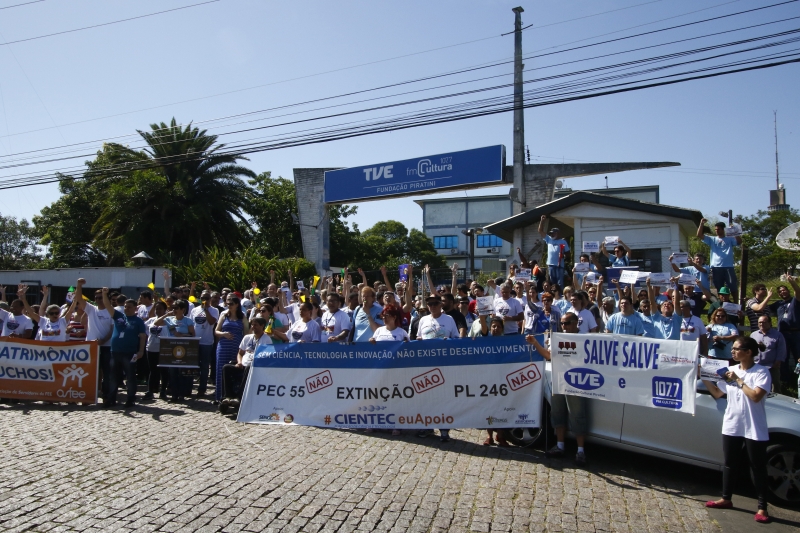 Manifestação aconteceu na manhã desta segunda-feira, na sede da Fundação Piratini