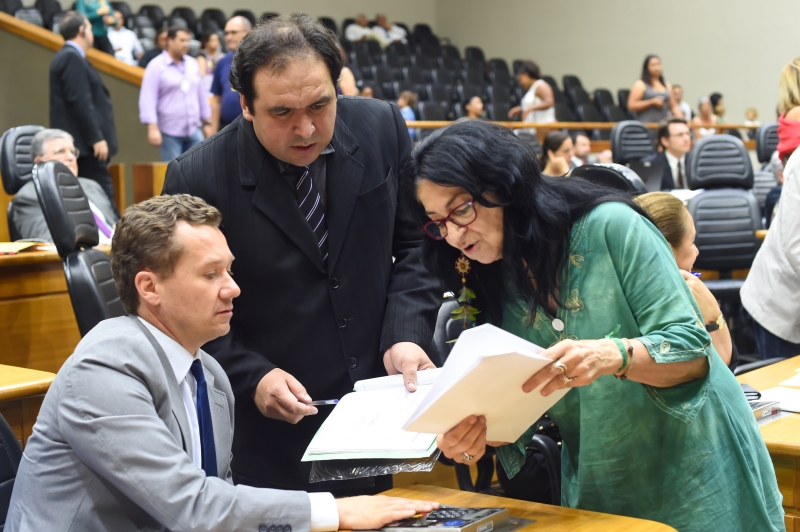 Dr. Thiago (c) é o maior opositor ao projeto de lei de Jussara Cony