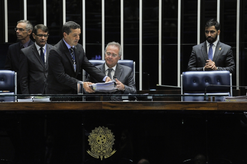 Sessão foi aberta pelo presidente da Casa, Renan Calheiros (c)