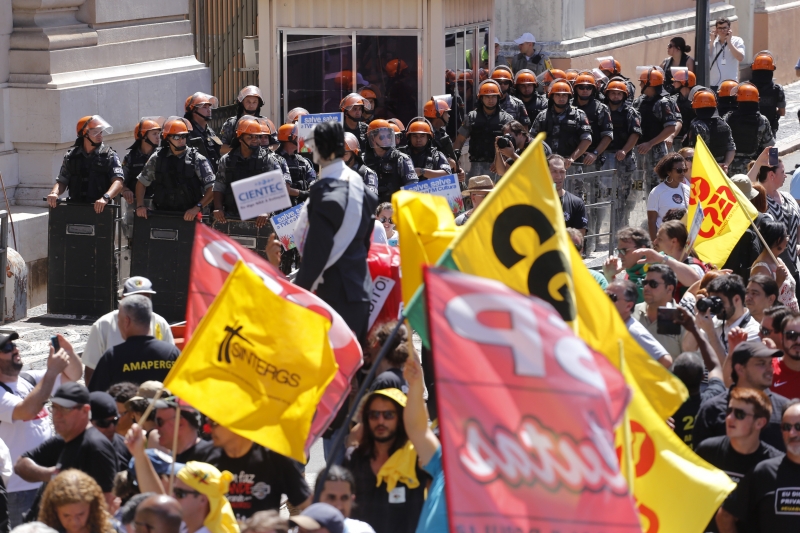 Manifestantes se concentraram em frente ao Palácio Piratini