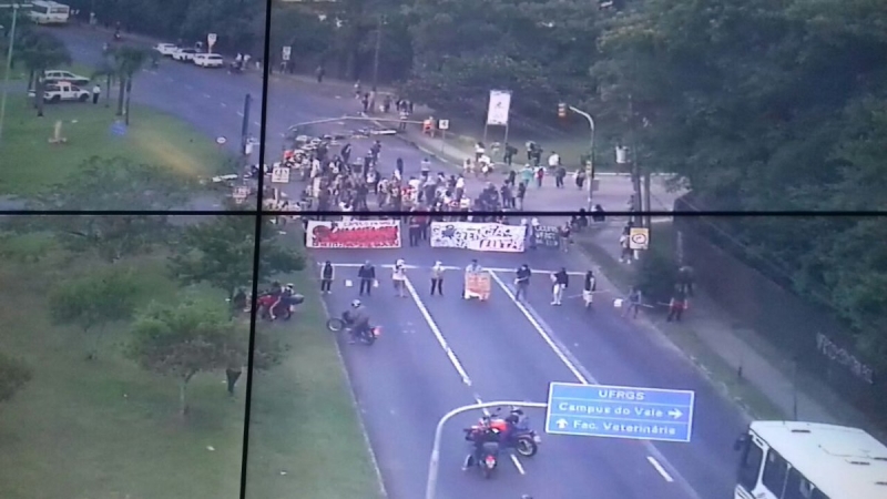 Manifestação bloquearam Av. Bento Gonçalves, próximo ao Campus da Ufrgs
