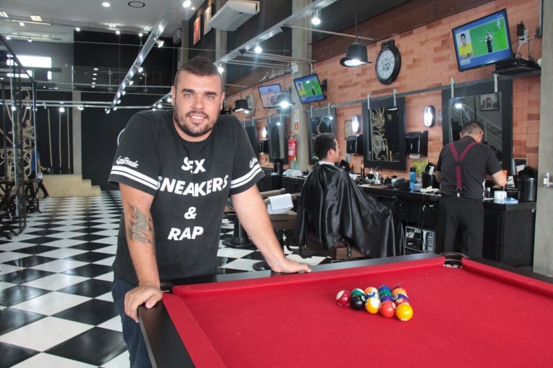 Lucas diz que ele e seus s&oacute;cios investiram cerca de R$ 250 mil para a opera&ccedil;&atilde;o inaugurada na praia em novembro. O neg&oacute;cio funcionar&aacute; o ano todo  Foto: ROBERTA FOFONKA/Especial/JC