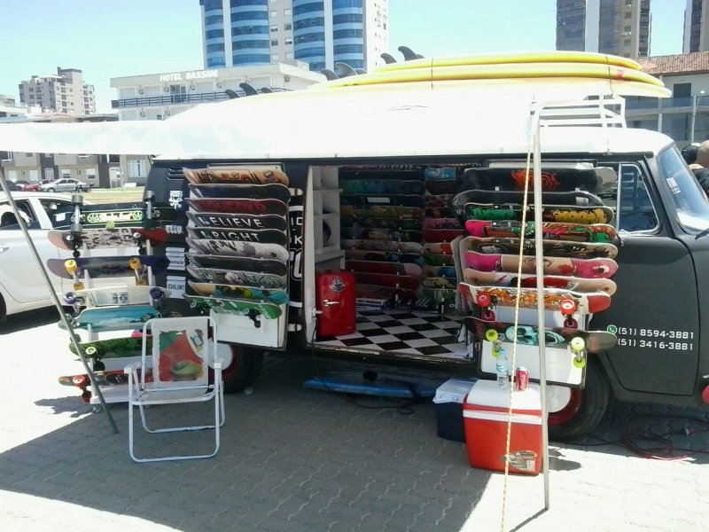 Marcelo (abaixo) adaptou sozinho a kombi para virar loja