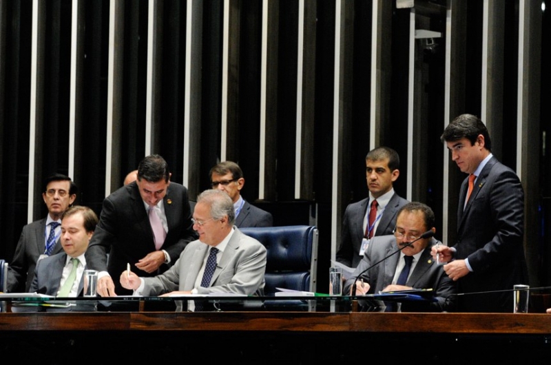 Antes da sessão, Renan (c) afirmou que a emenda é "uma grande vitória para o País"