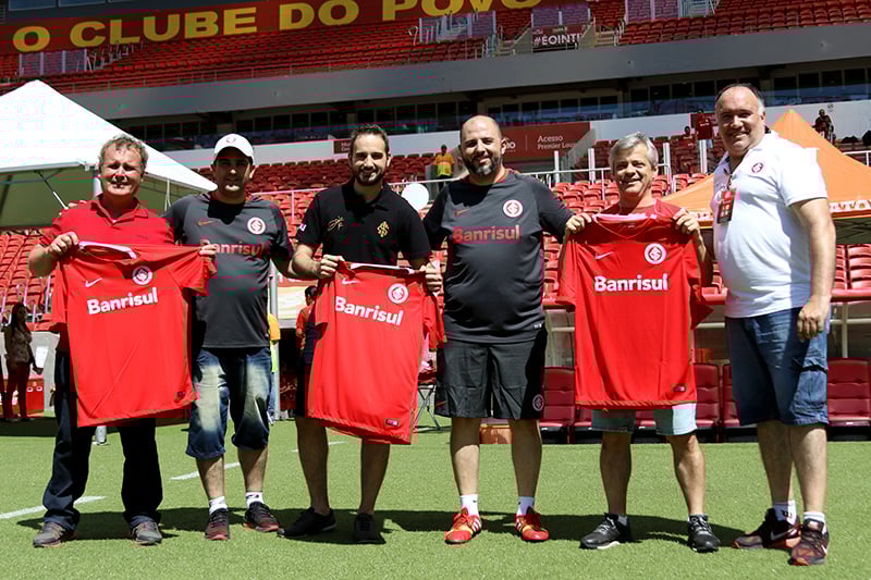 Torcedores receberam camisas oficiais do clube