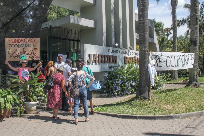 Servidores da FZB fizeram ato durante 24h no Jardim Botânico