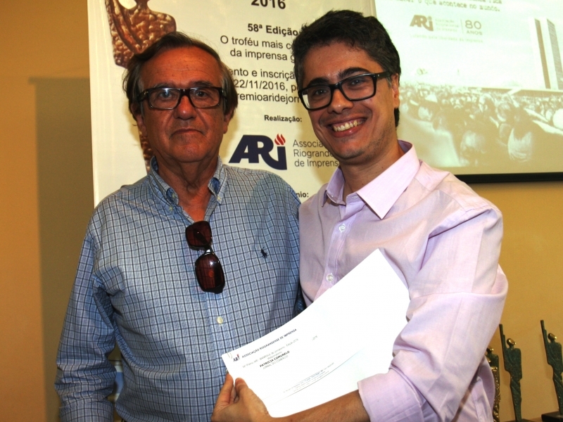 Paulo Serpa Antunes (e) recebeu o prêmio das mãos do diretor da ARI Antônio Goulart (d)