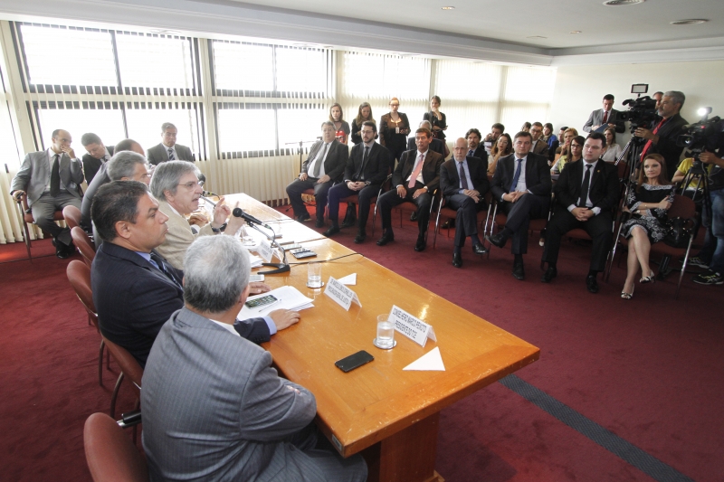 Em coletiva, Difini (c) alerta que déficit foi calculado sem levar em conta o acordo da dívida com a União