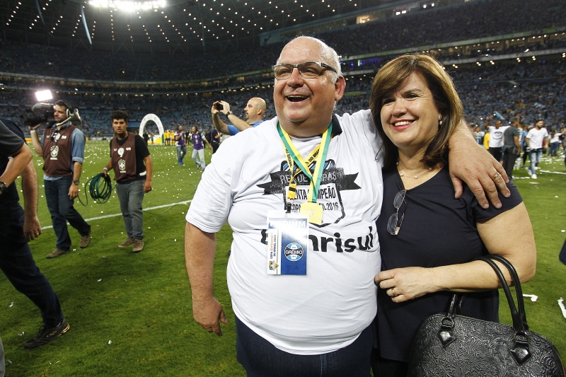 Ao lado da esposa, Bolzan comemora o pentacampeonato da Copa do Brasil