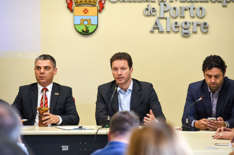 Nelson Marchezan (c) tentou sensibilizar vereadores com a proposta