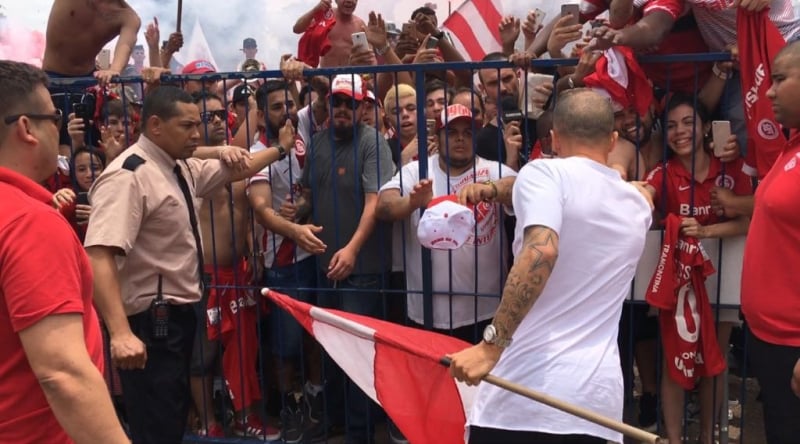 D'Alessandro desembarcou em Porto Alegre por volta das 13 horas, apoiado pela torcida que gritava seu nome