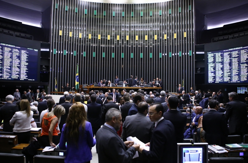  Foram 255 votos contra 14 pela manutenção da votação da renegociação da dívida