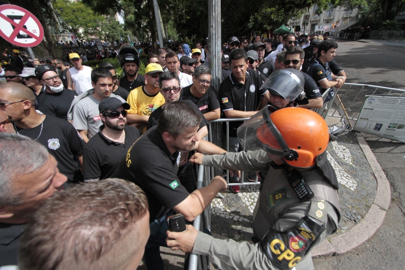 Policiais civis que protestavam e brigadianos negociaram pacificação depois de confronto na Praça da Matriz