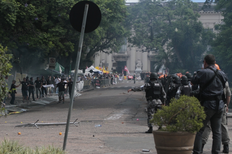 Tropa de Choque da Brigada Militar reagiu com bombas de gás lacrimogêneo e balas de boracha durante a manifestação