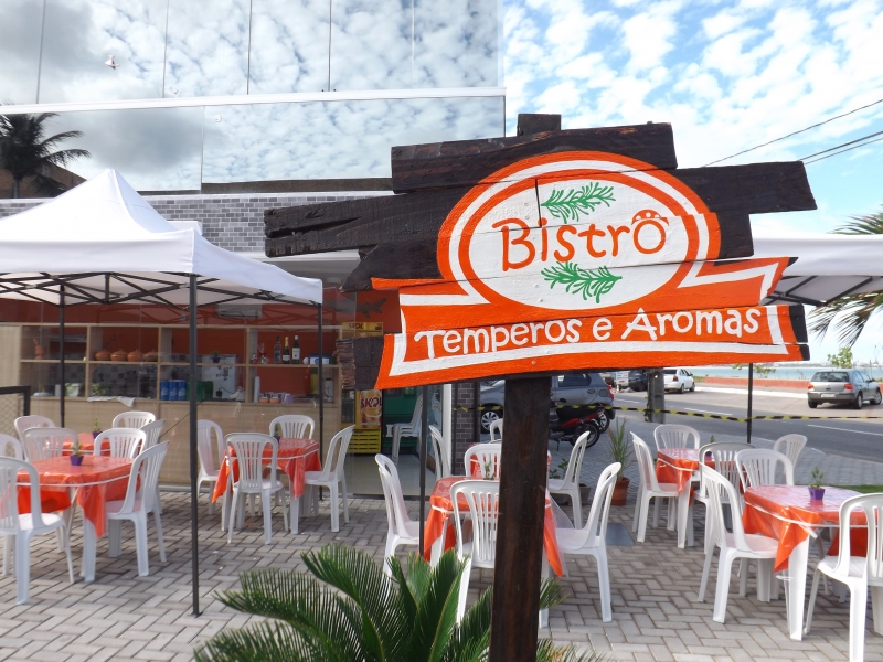 O bistr&ocirc; soma uma &aacute;rea externa de 50 m&sup2; com vista de frente para o mar Foto: DIVULGA&Ccedil;&Atilde;O/JC