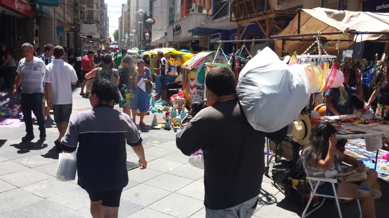 Muitos dos camelôs da Rua da Praia naão pagam imposto e alguns vendem produtos piratas e até nocivos à saúde