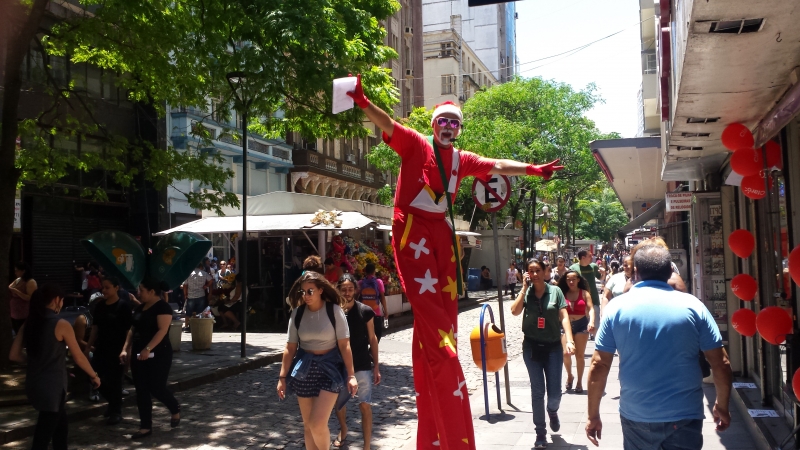 Muitos dos camelôs da Rua da Praia naão pagam imposto e alguns vendem produtos piratas e até nocivos à saúde