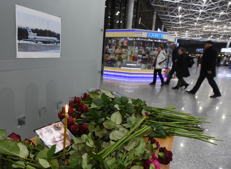 Pequeno memorial às vítimas foi colocado no aeroporto de Sochi